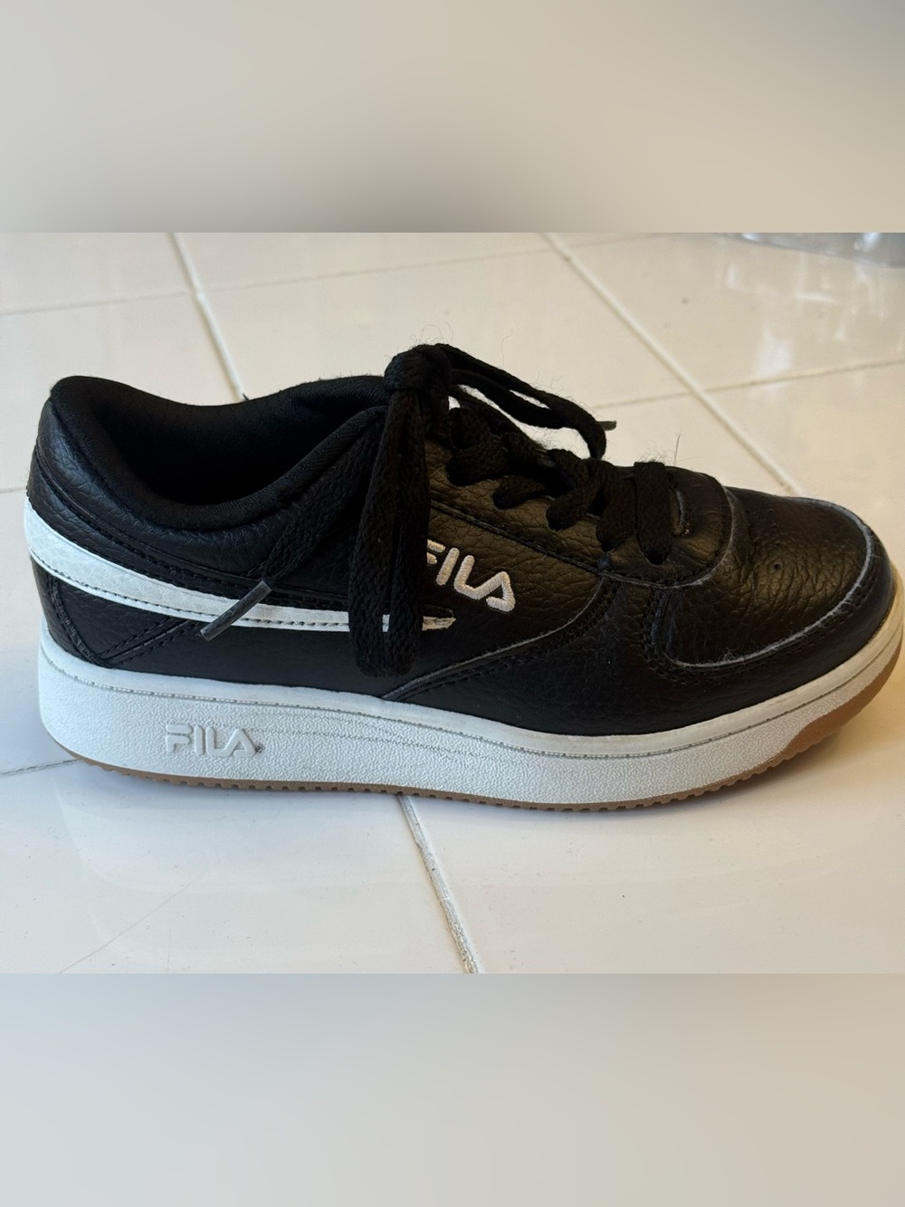 Fila Kids Black and White Low-Top Sneaker size 13